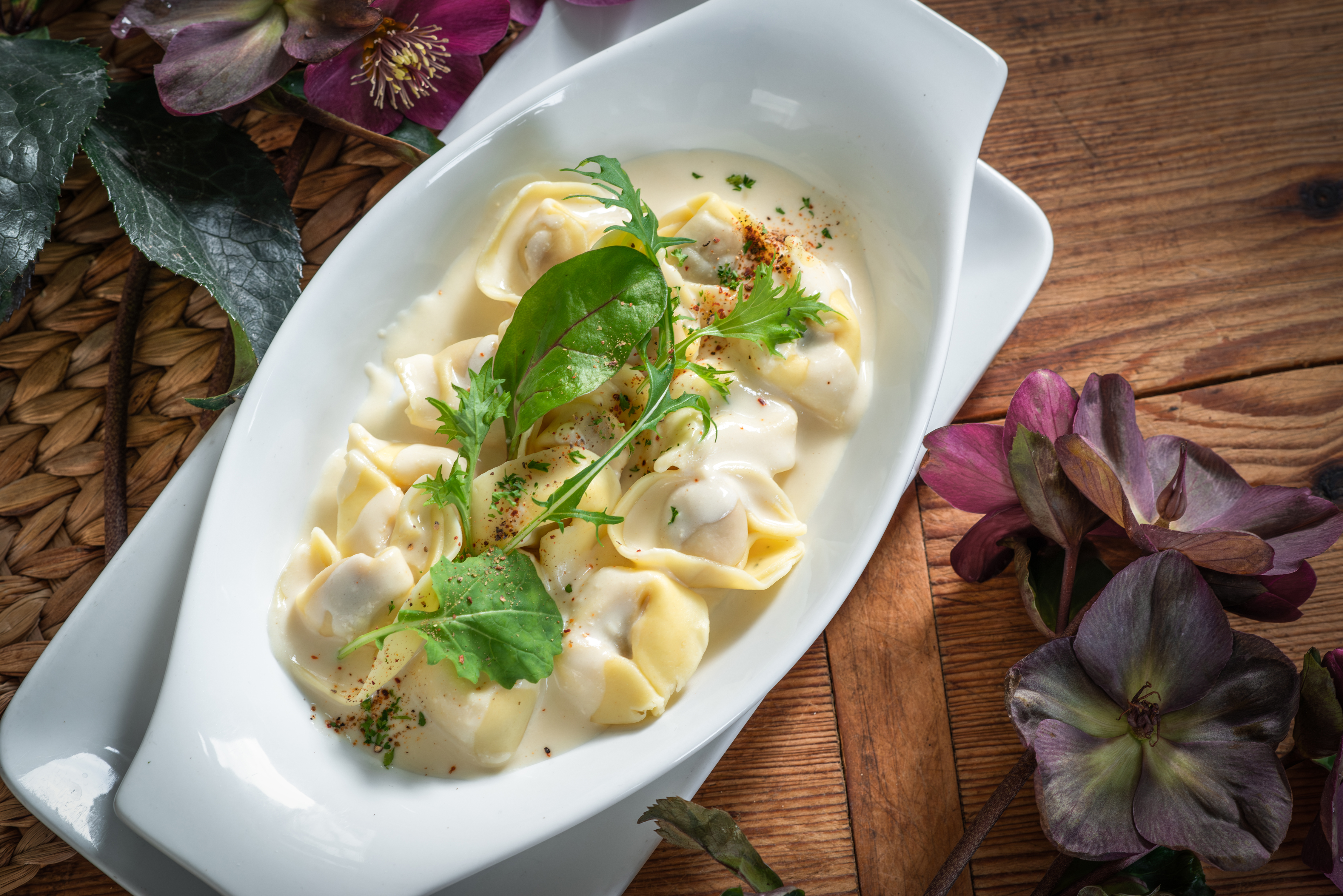 Tortellini mit Fleischfüllung in Käsesoße