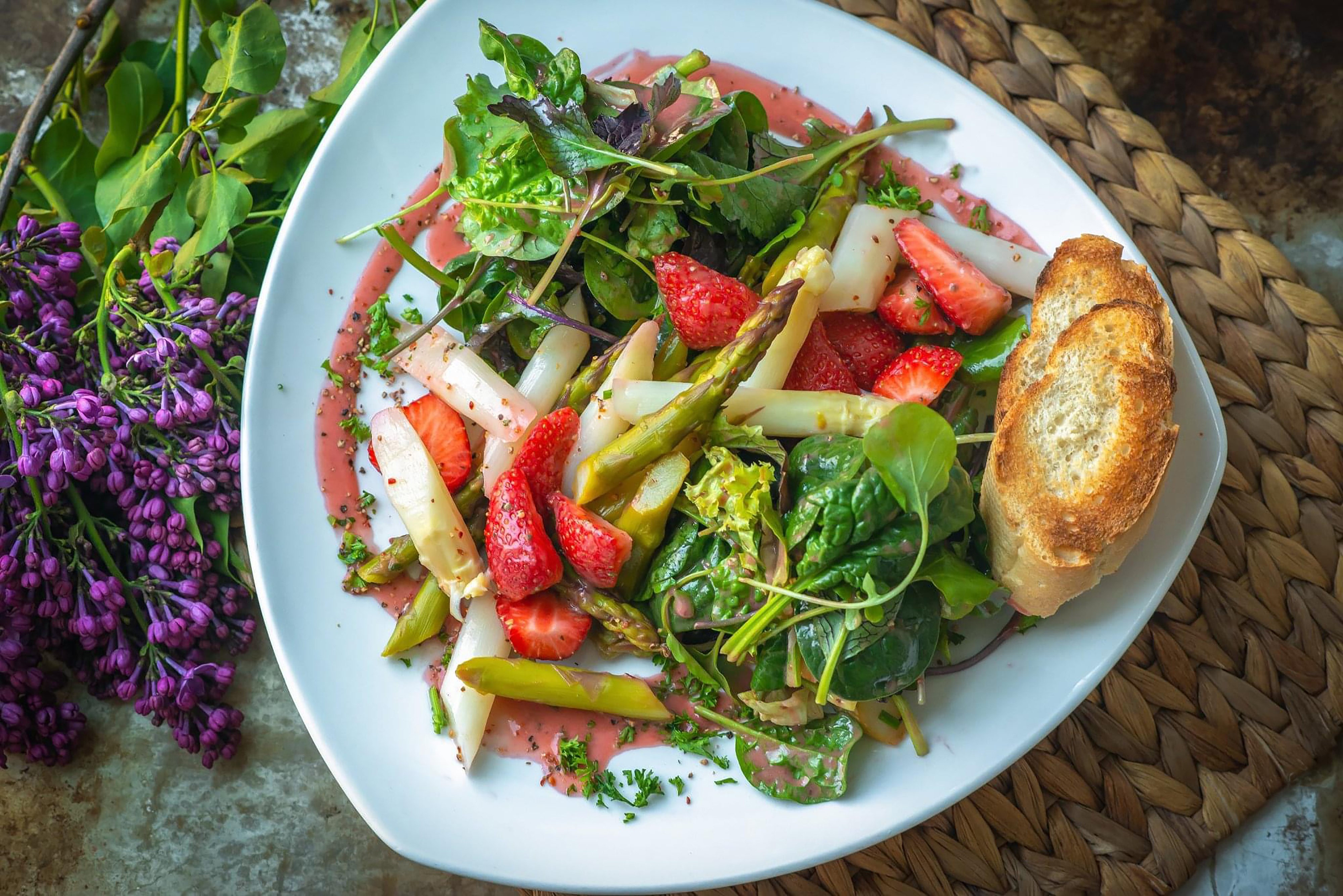 Spargelsalat vom weißen und grünen Spargel