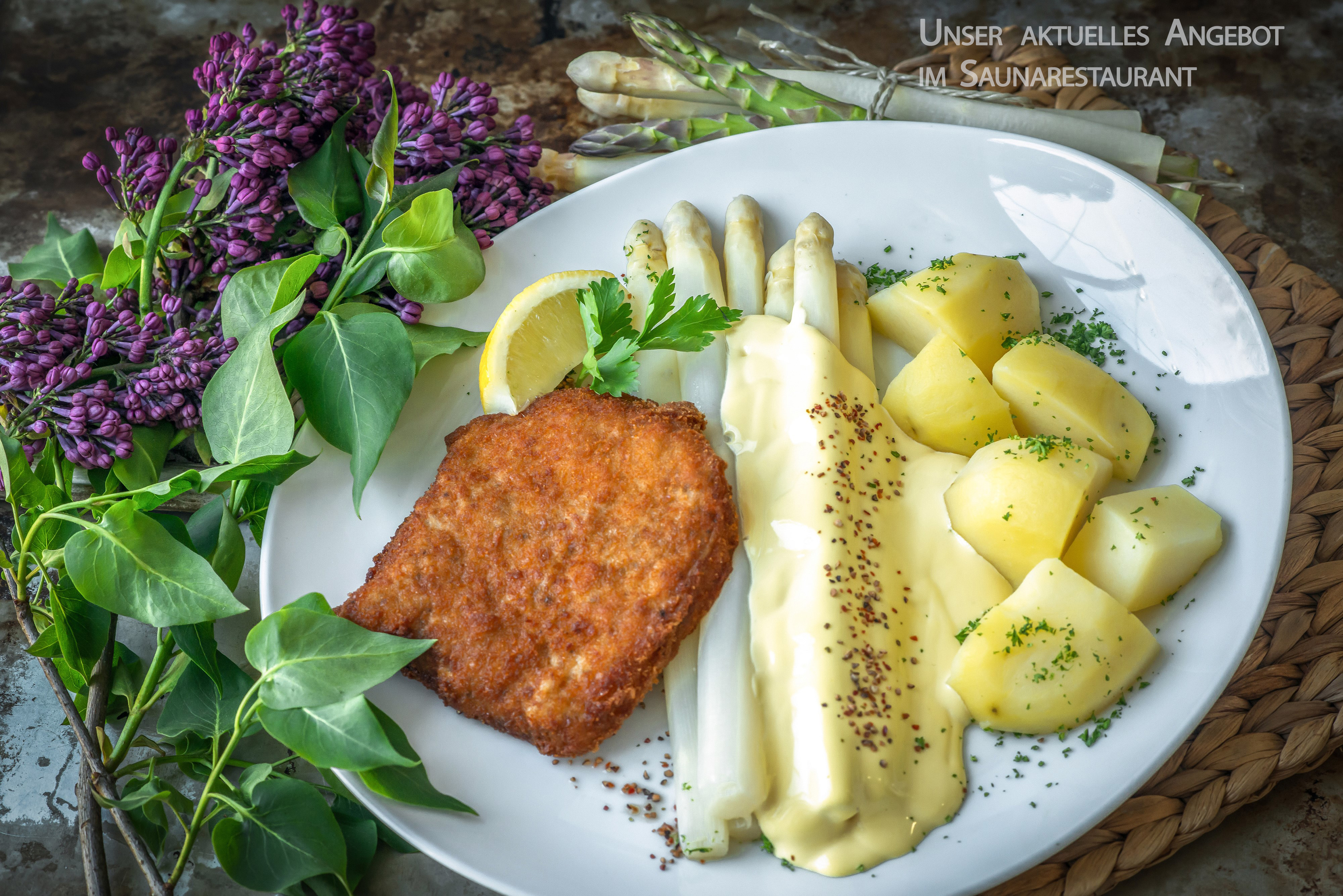 öslebener Landschnitzel mit 250g Spargel, Kartoffeln und Sauce Hollandaise 