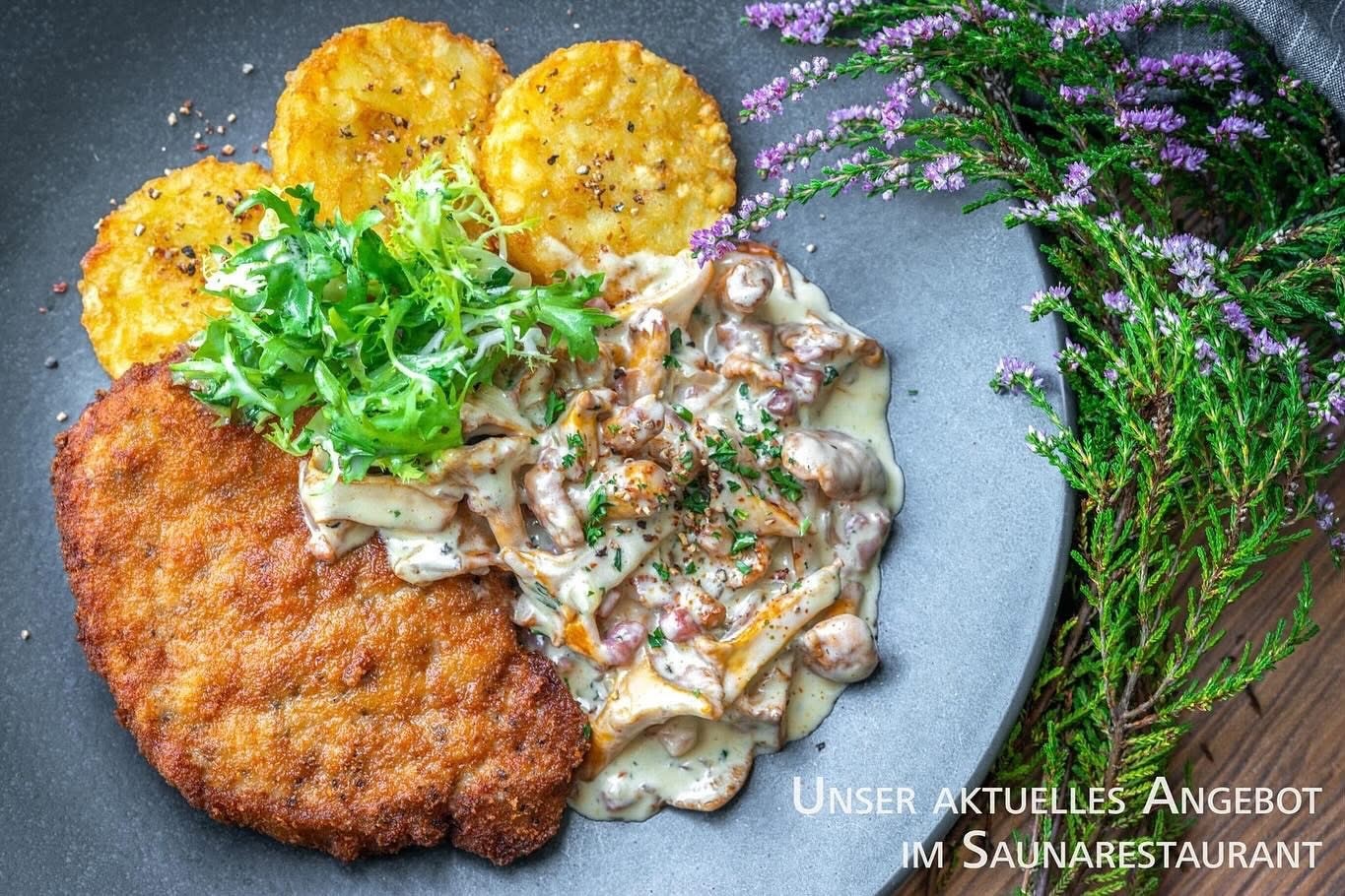 Böslebener Landschnitzel mit gebratenen Pfifferlingen in Rahmsauce und Röstitalern