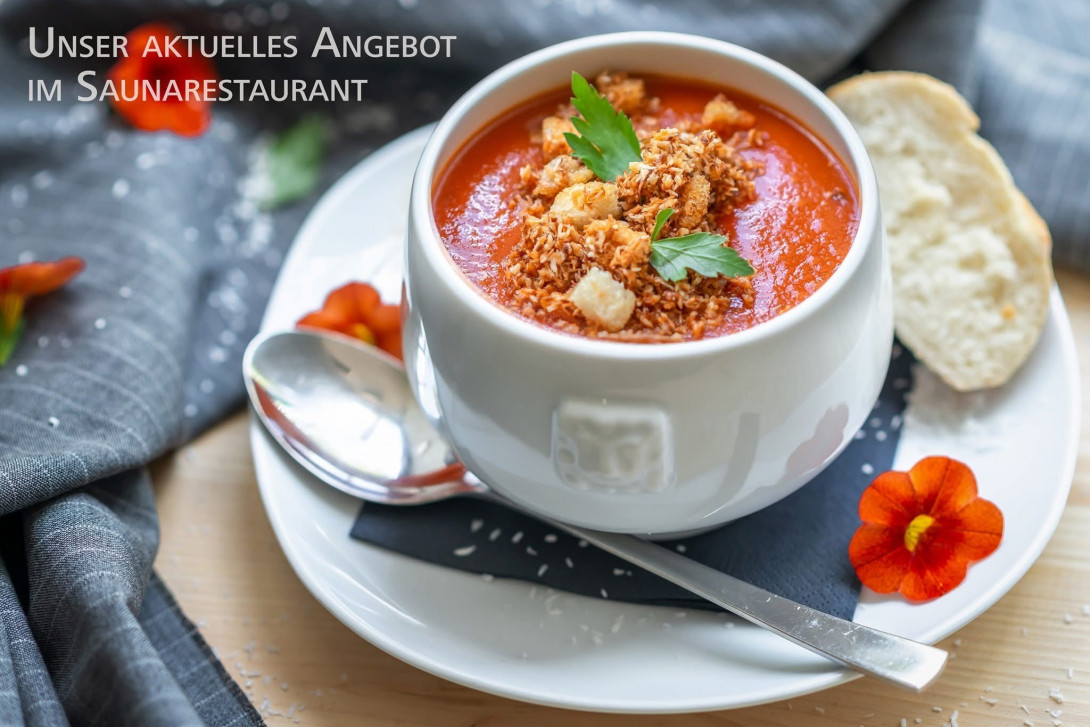 Hausgemachte Mango-Tomatensuppe